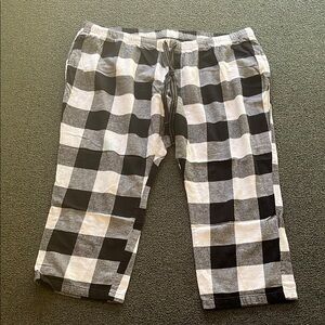Plus size black and white Old Navy flannel pajama pants